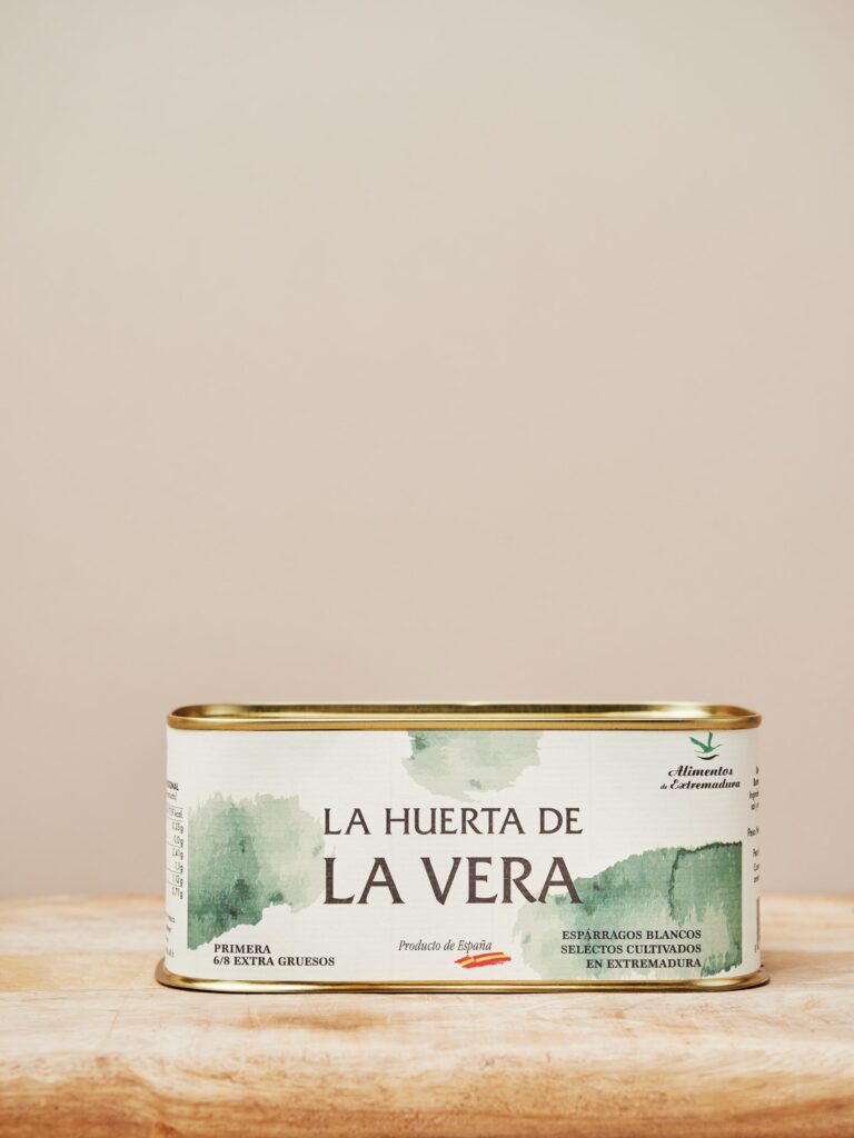 Thick asparagus buds in a pot - La Huerta de la Vera